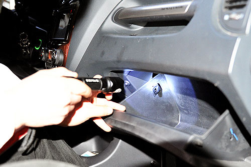 汽車空調過濾器(qì)濾芯更換流程